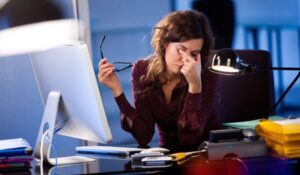 dung man hinh tivi thay cho man hinh may vi tinh nen hay khong 02